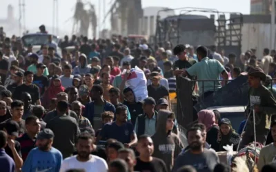 Chaos Erupts as Large Crowds Storm Aid Distribution Centres in Gaza